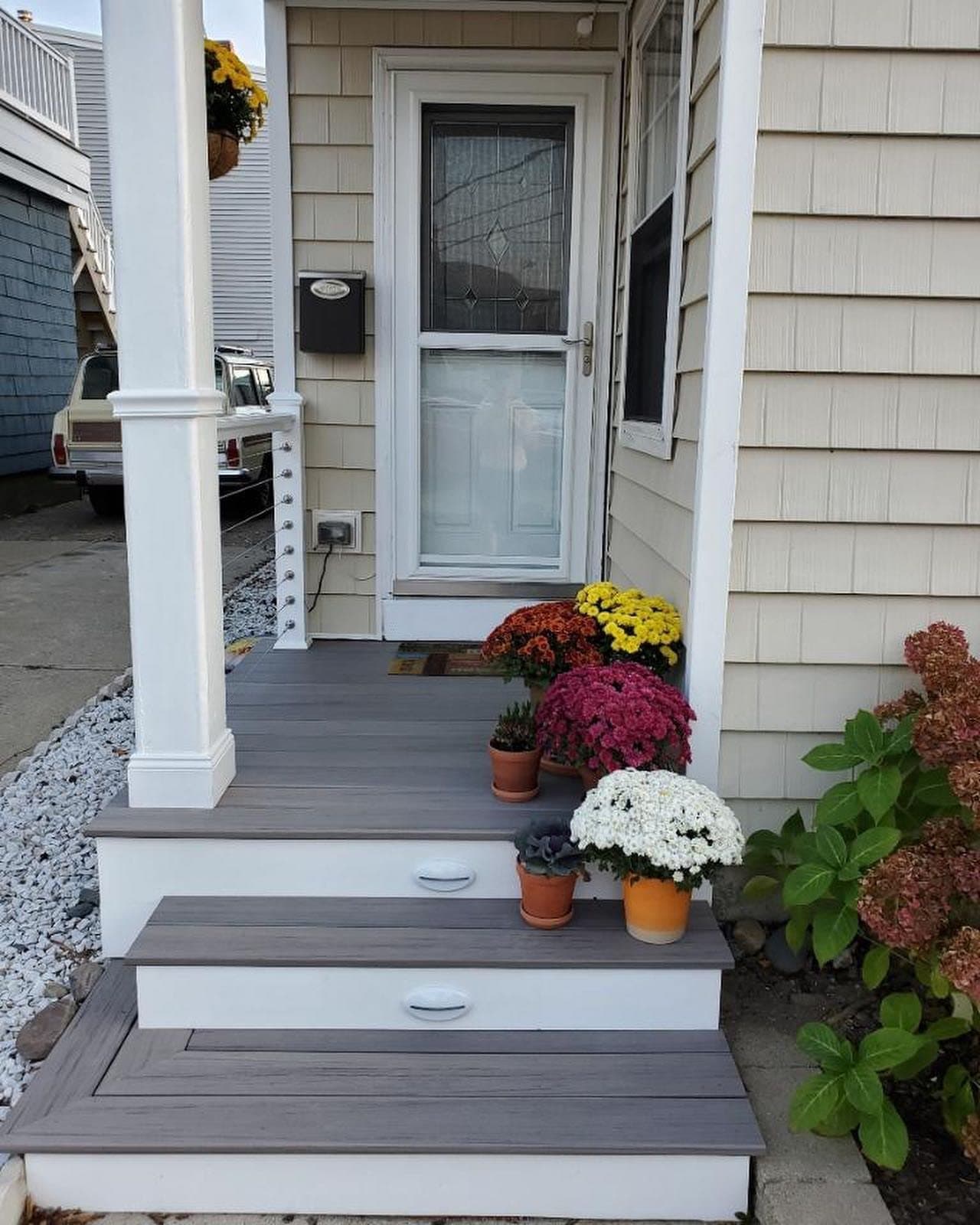 Composite entry steps with a white column