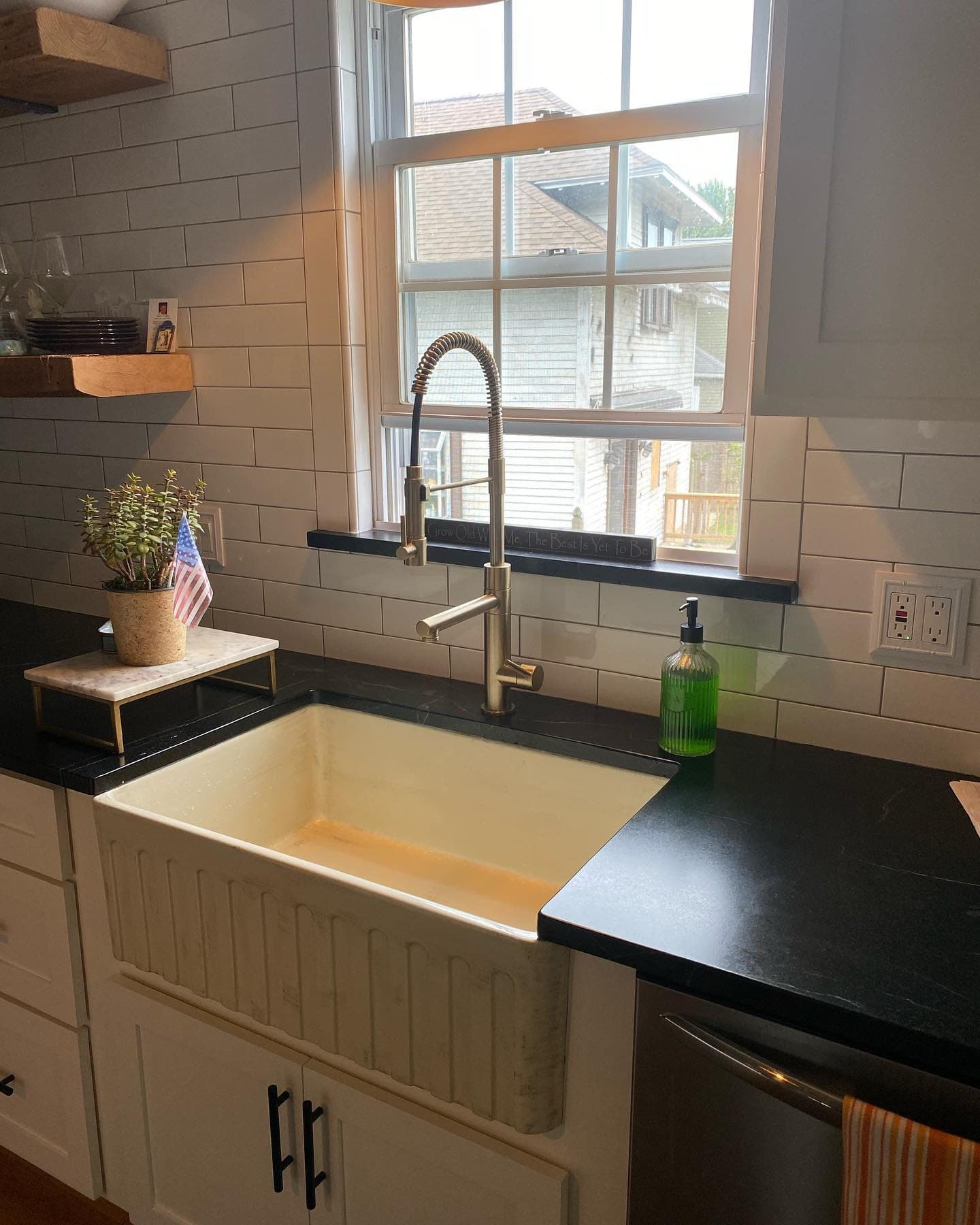 Farmhouse sink with white subway tile